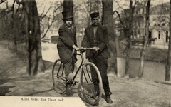 600095 Afbeelding van de straatfiguur Daantje (Daniël Brinkerink) op een fiets op een wandelpad in het singelplantsoen ...